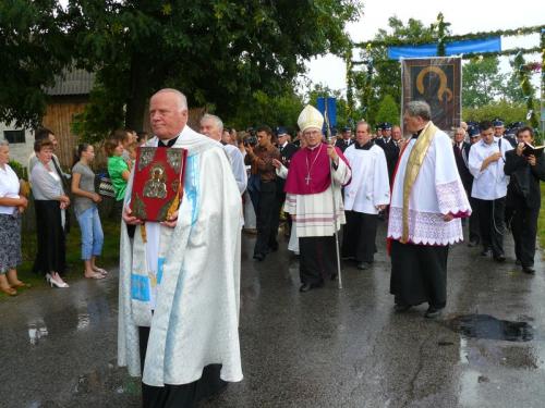 Peregrynacja kopii obrazu NMP w 2008 r. - procesja obrazu do kościoła. Foto W. Cichecki.